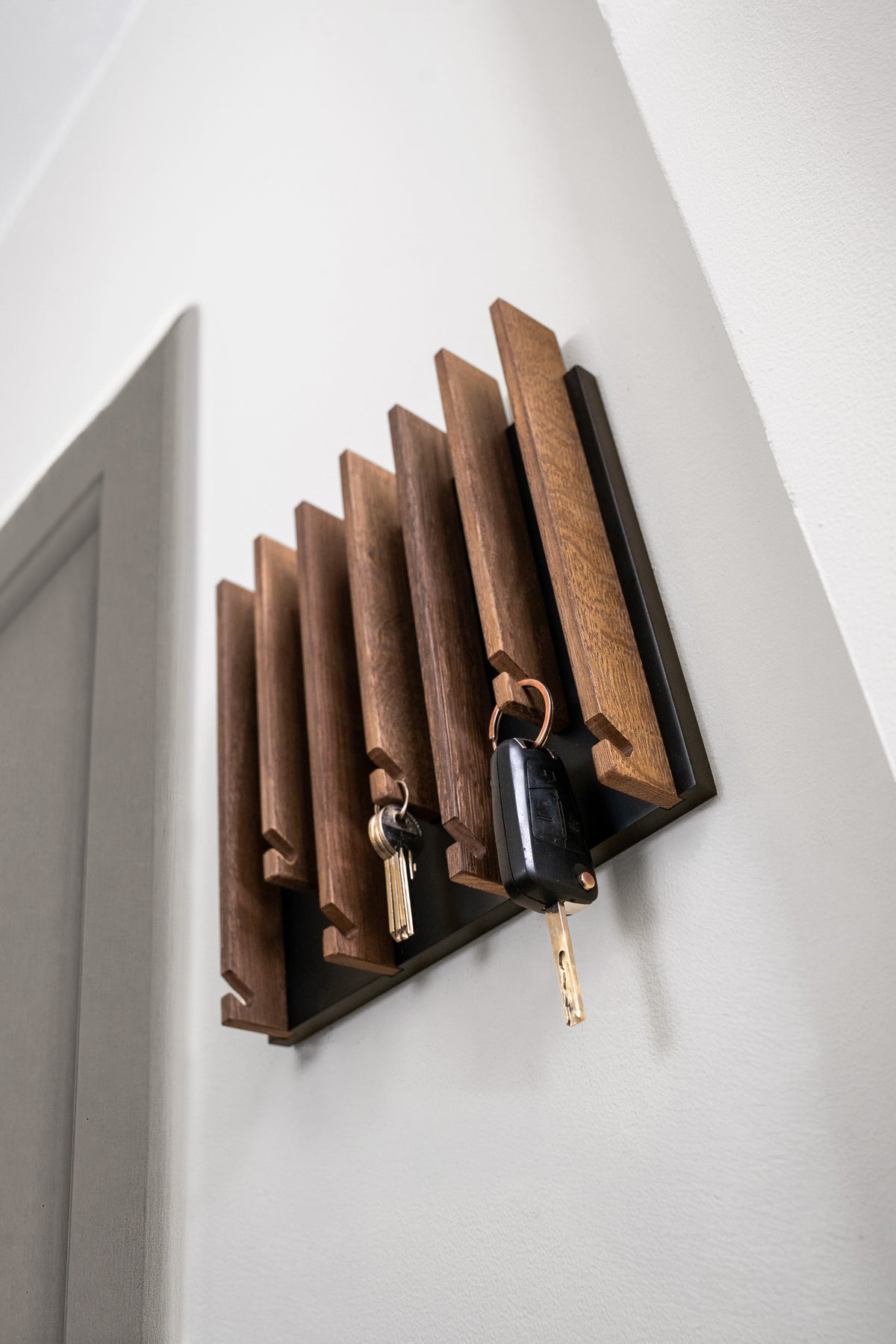 Schlüsselbrett aus Eiche in Nussbaumfarbe, modernes Design für den Eingangsbereich, ohne Ablageflächen
