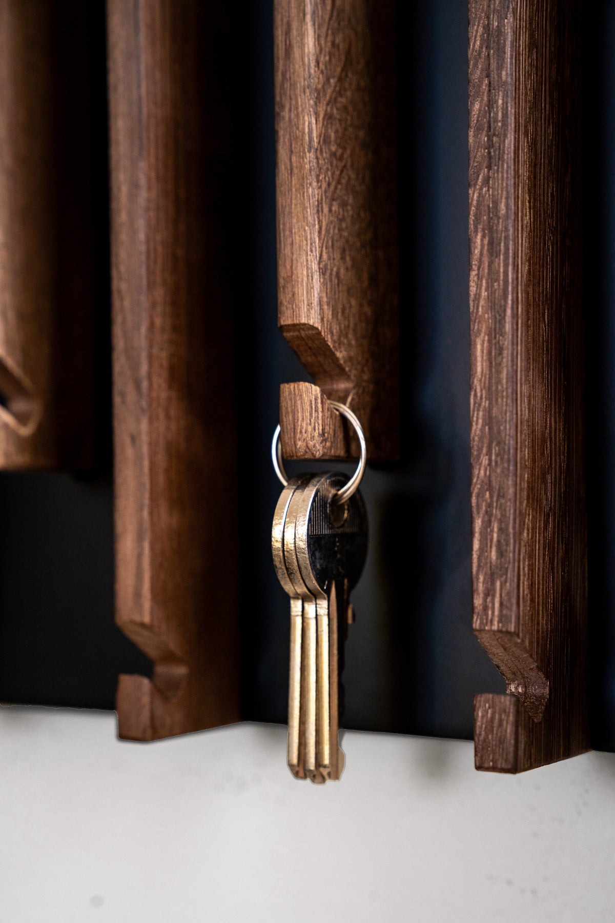 Schlüsselbrett aus Eiche in Nussbaumfarbe, modernes Design für den Eingangsbereich, ohne Ablageflächen