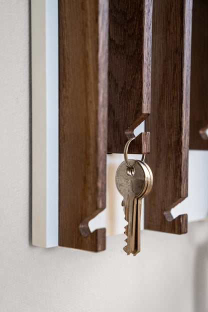 Schlüsselbrett aus Eiche in Nussbaumfarbe, modernes Design für den Eingangsbereich, ohne Ablageflächen