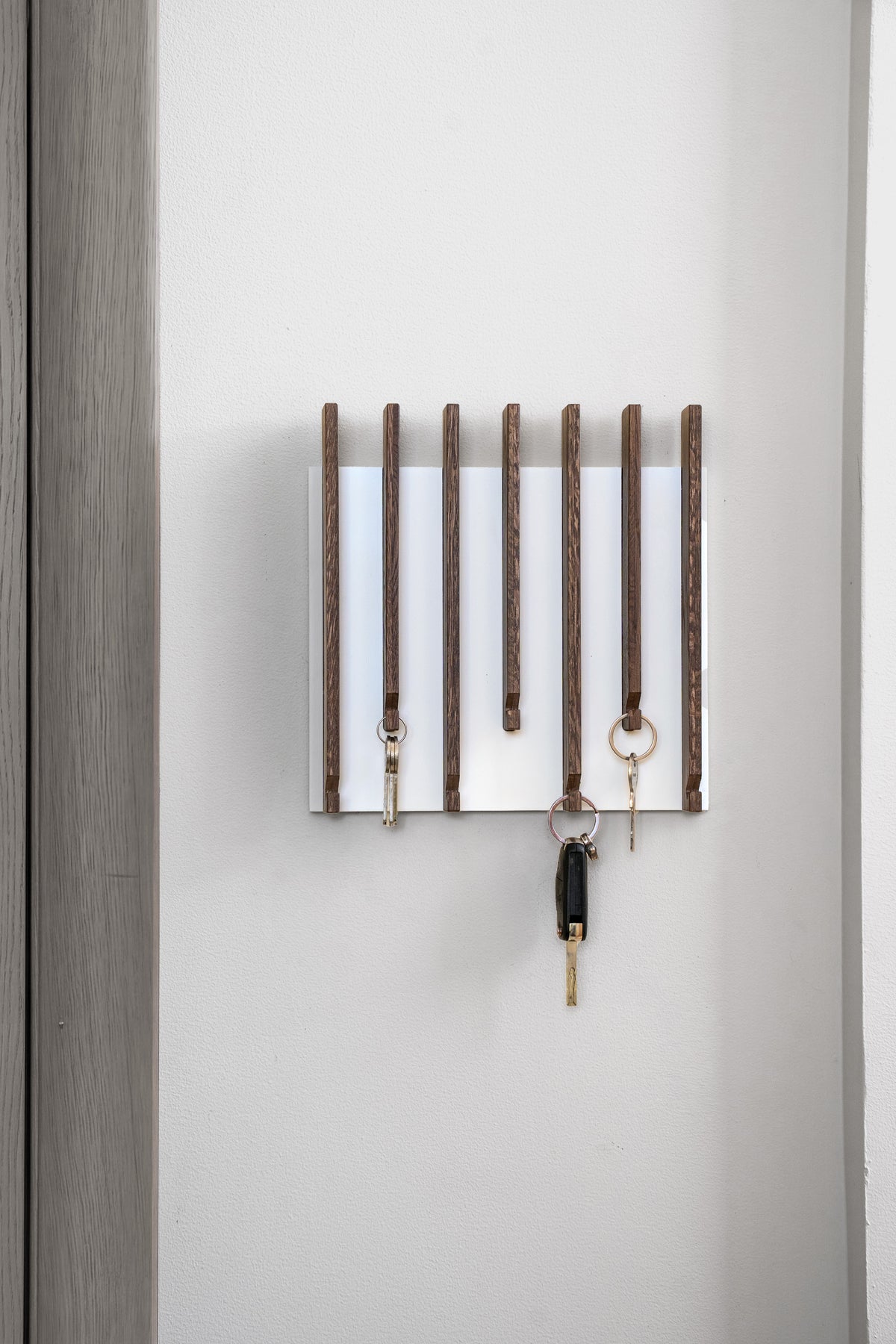 Schlüsselbrett aus Eiche in Nussbaumfarbe, modernes Design für den Eingangsbereich, ohne Ablageflächen