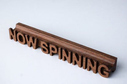Schallplattenständer „Now spinning“