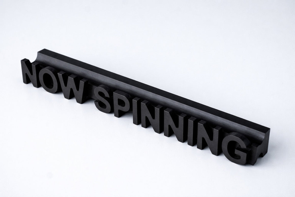 Schallplattenständer „Now spinning“