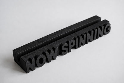 Schallplattenständer „Now spinning“