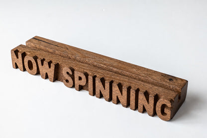 Schallplattenständer „Now spinning“