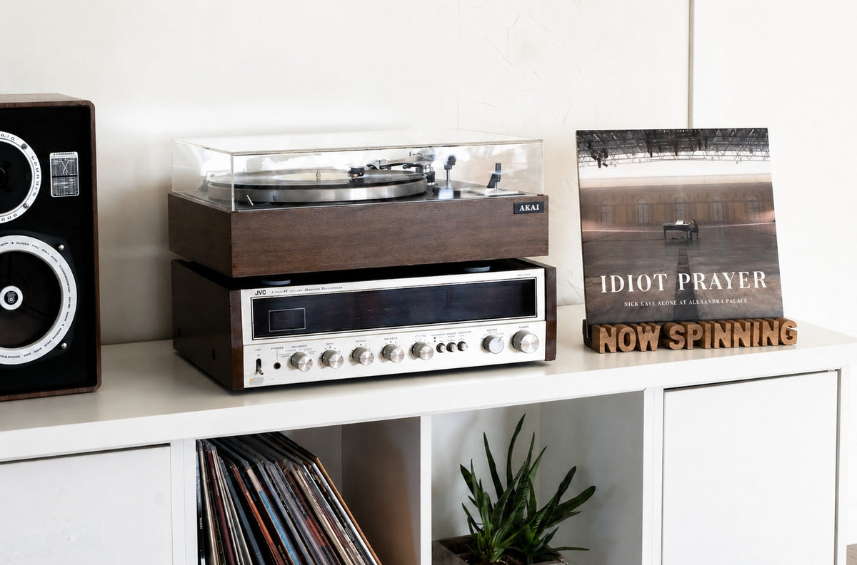 Schallplattenständer „Now spinning“