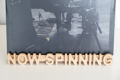 Schallplattenständer „Now spinning“