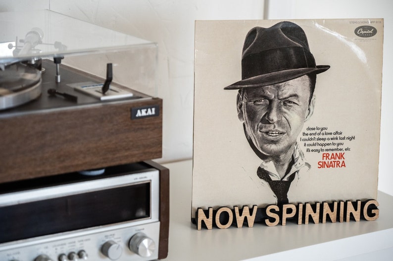 Schallplattenständer „Now spinning“