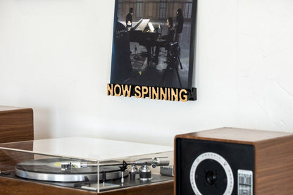 Schallplattenständer „Now spinning“