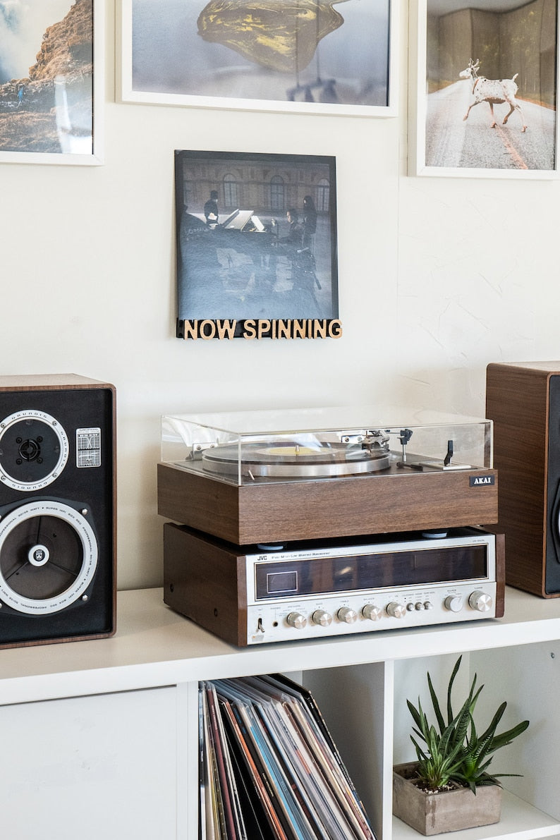 Schallplattenständer „Now spinning“