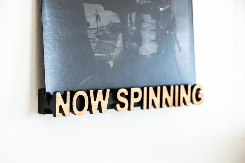 Schallplattenständer „Now spinning“