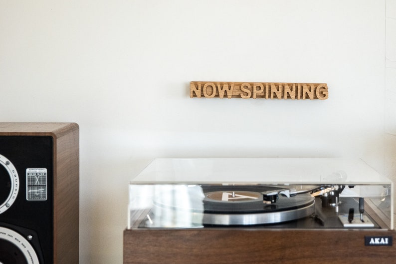 Schallplattenständer „Now spinning“