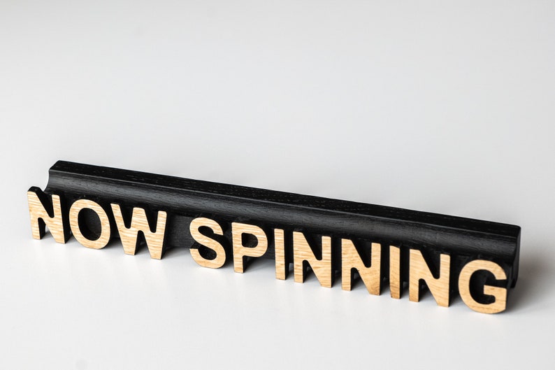 Schallplattenständer „Now spinning“